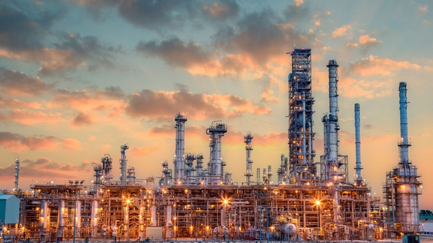 Вид на нефтеперерабатывающий завод