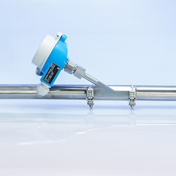 Non-invasive thermometer mounted on the outer surface of a pipe