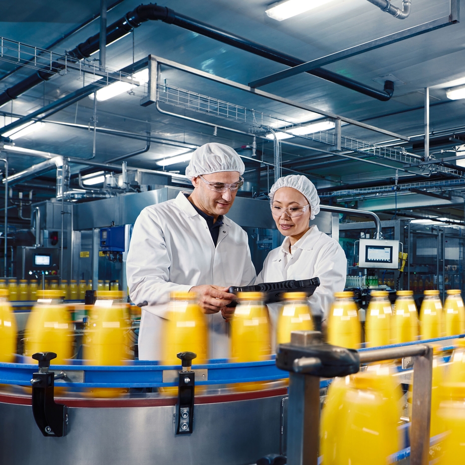 Работник завода по производству пищевых продуктов и напитков
