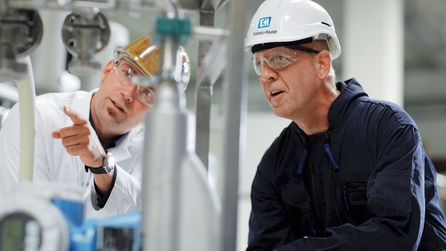 Заказчик и инженер Endress+Hauser на производстве