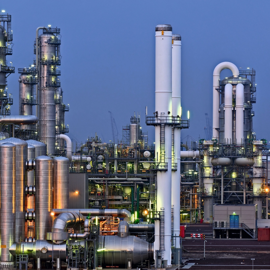 Нефтегазоперерабатывающее предприятие ночью