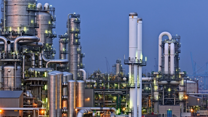 Нефтегазоперерабатывающее предприятие ночью