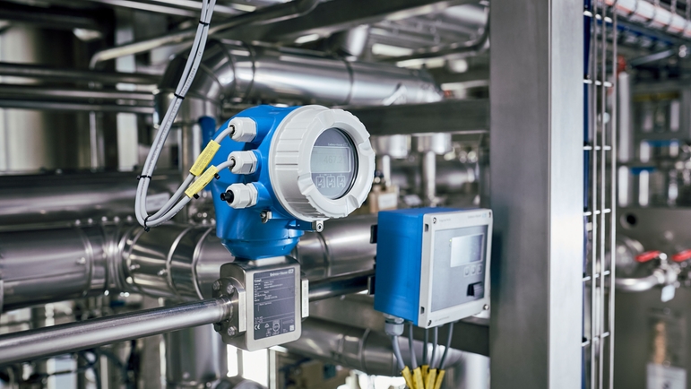 Promag H 300 регистрирует показатели потребления воды и расхода средства для очистки CIP